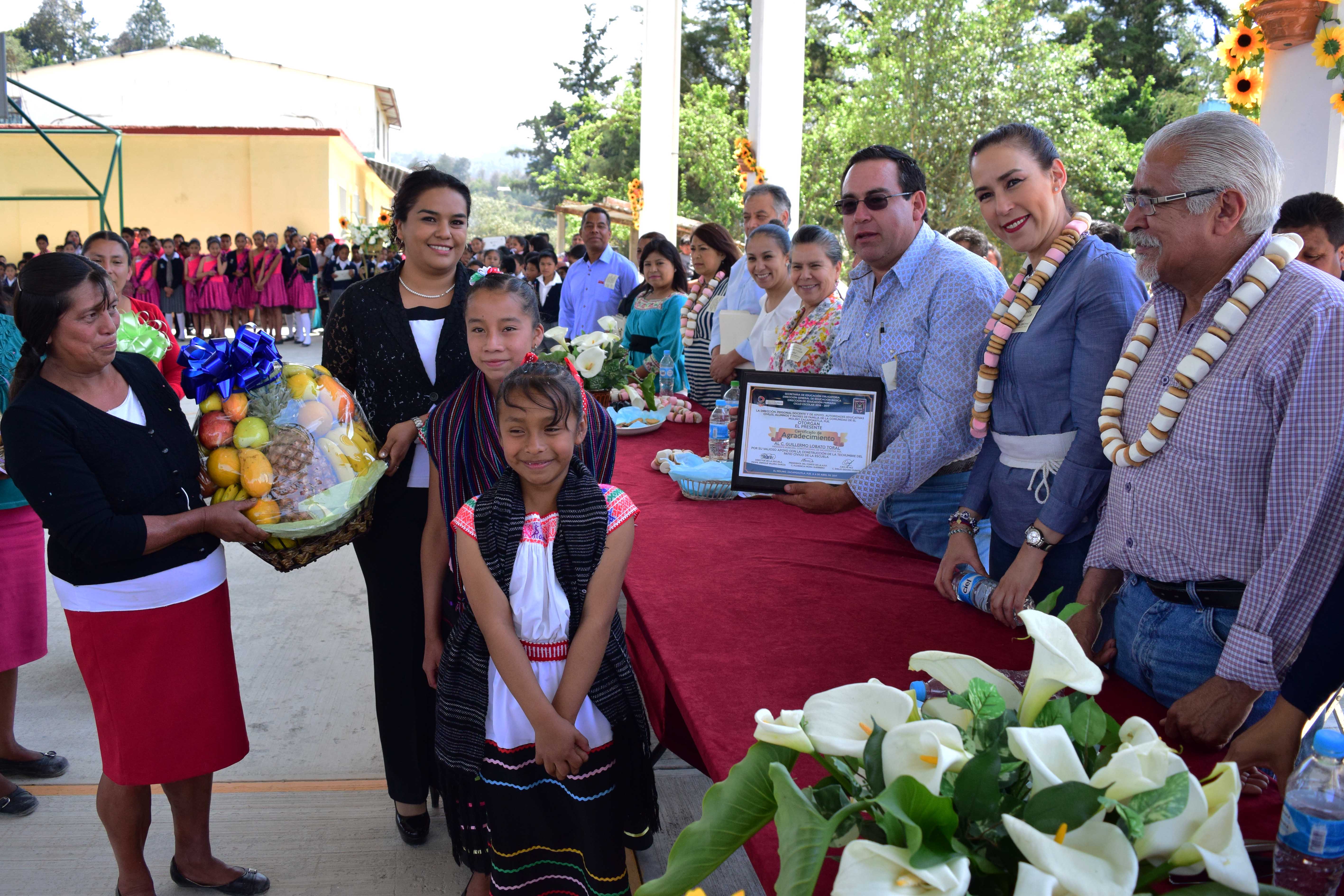 Ayuntamiento inaugura techumbre en primaria de Zacapoaxtla
