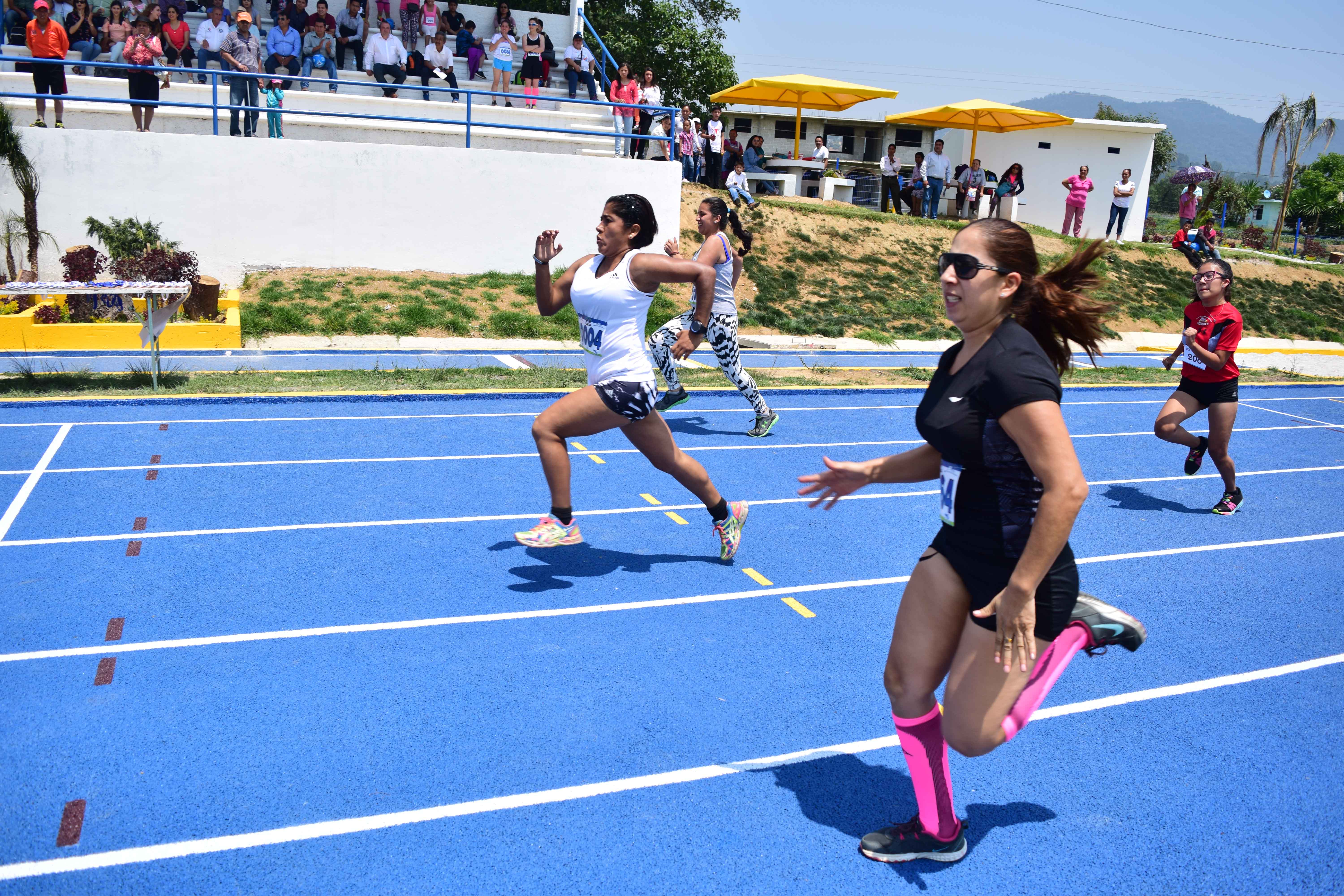 Ayuntamiento invierte 18 mdp en unidad deportiva de Tlatlauquitepec