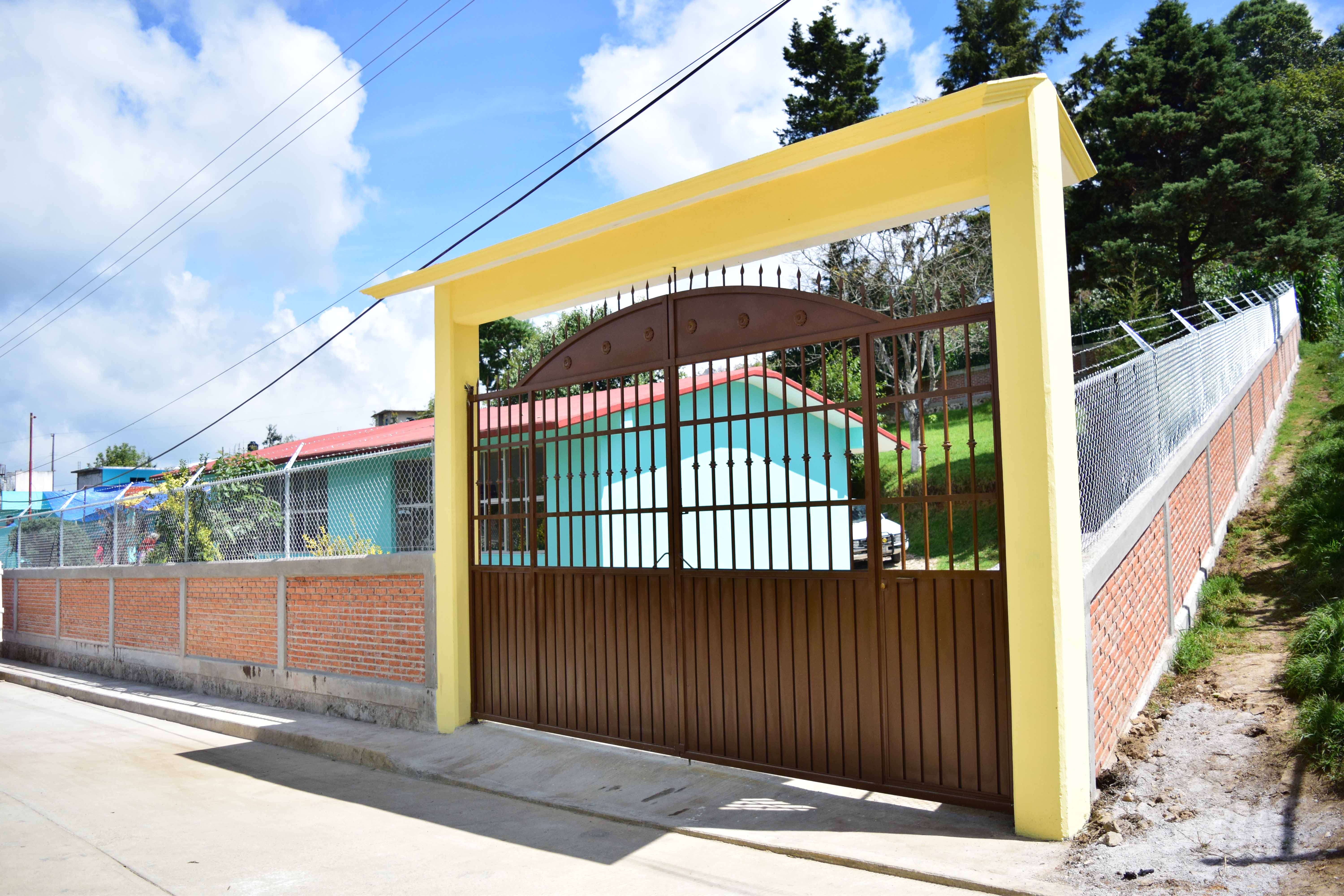 Entrega Guillermo Lobato cercado en preescolar de Zacapoaxtla