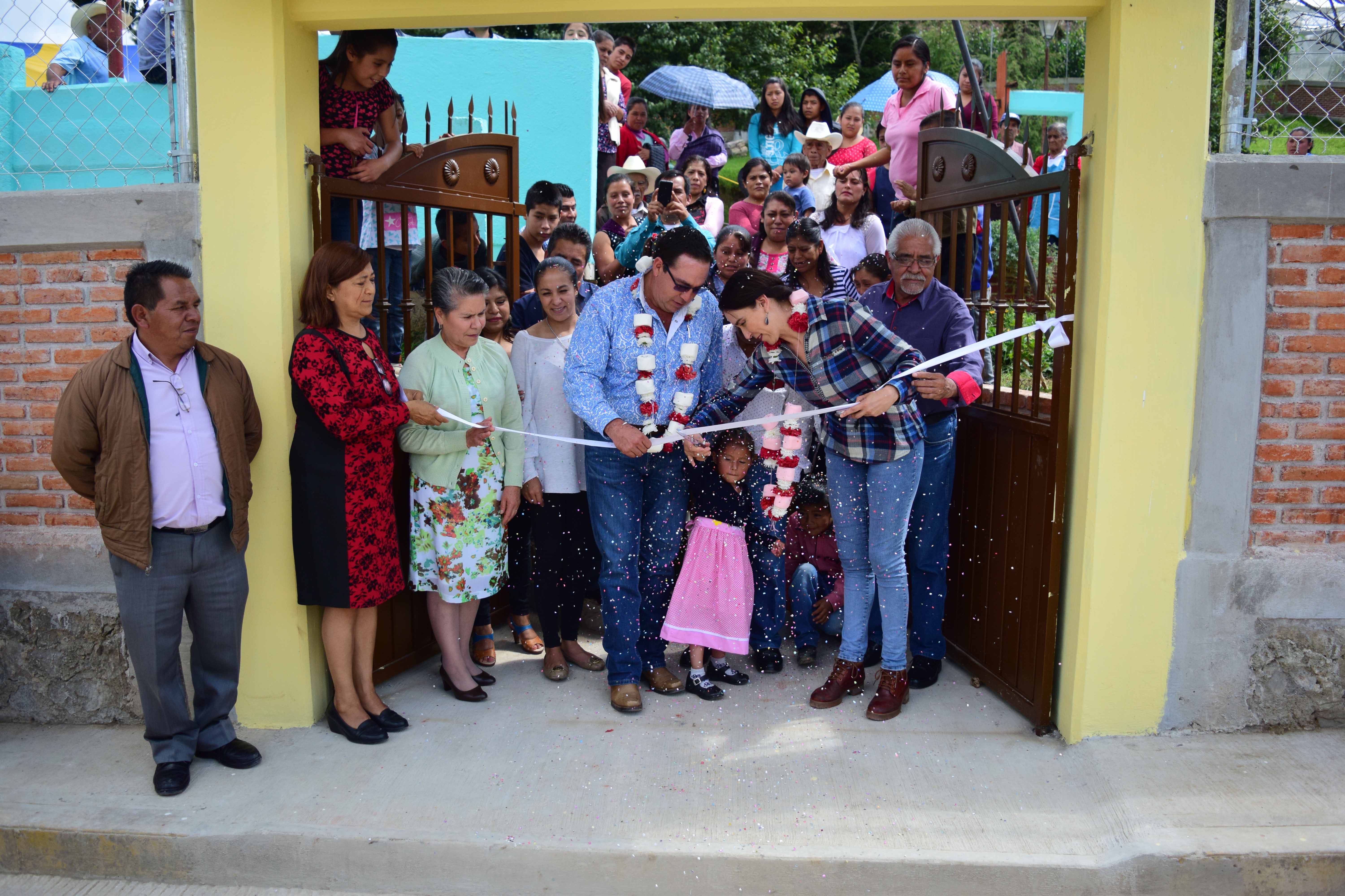 Entrega Guillermo Lobato cercado en preescolar de Zacapoaxtla