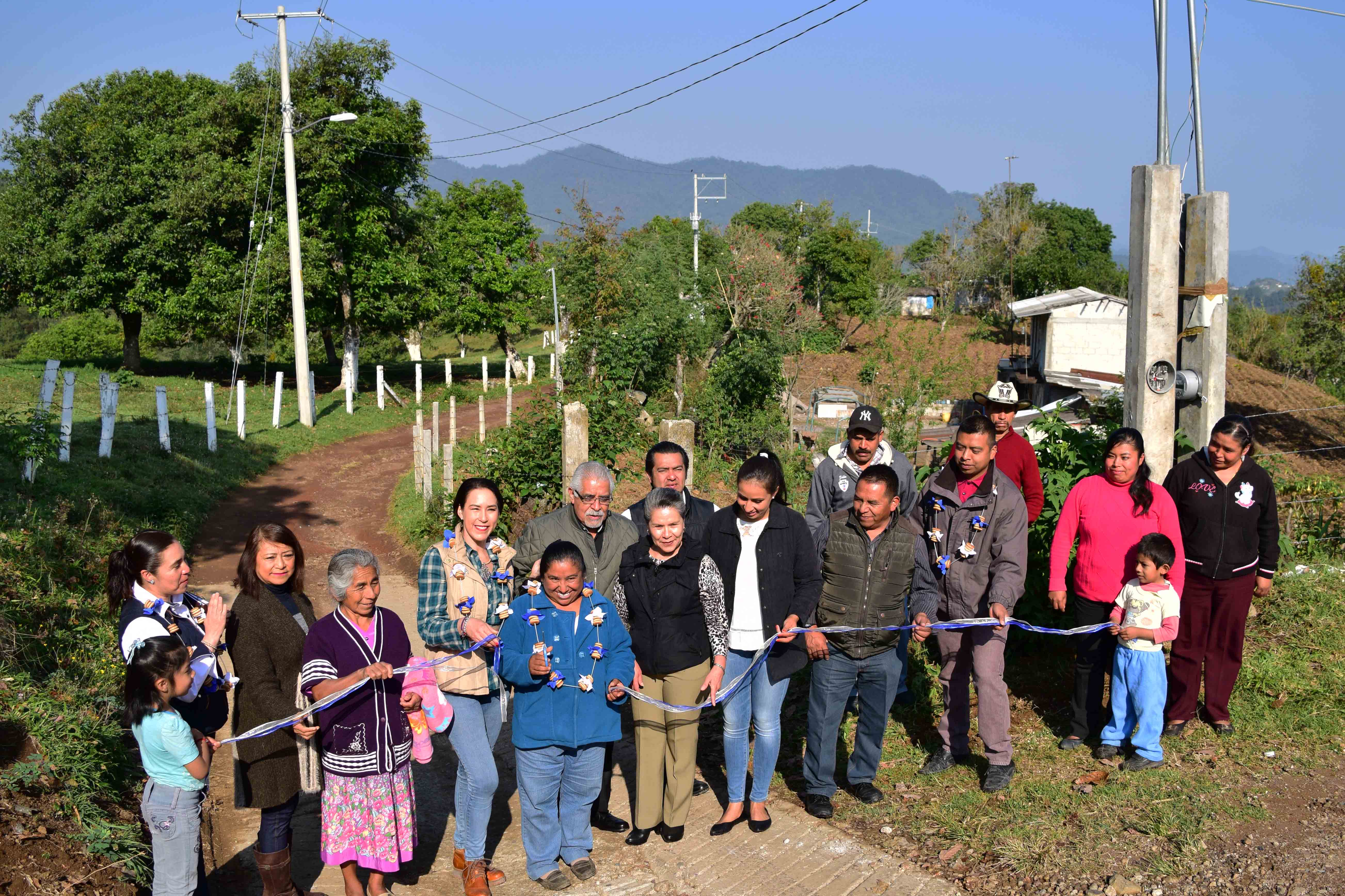 Tras 10 años de gestión instalan red eléctrica en colonia de Zacapoaxtla