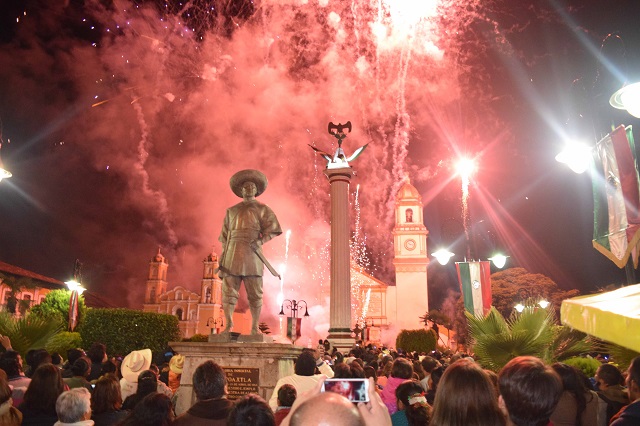 Miles de estudiantes desfilan en Zacapoaxtla por la Independencia de México