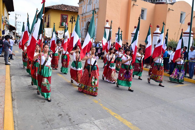 Miles de estudiantes desfilan en Zacapoaxtla por la Independencia de México