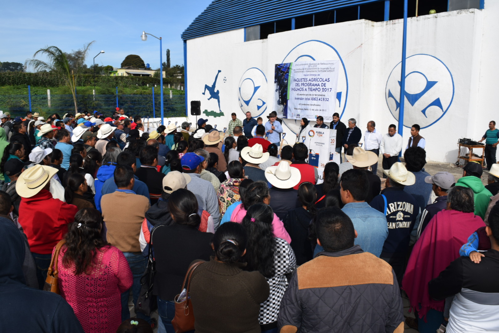 Alcalde entrega herramientas a comunidades de Tlatlauquitepec
