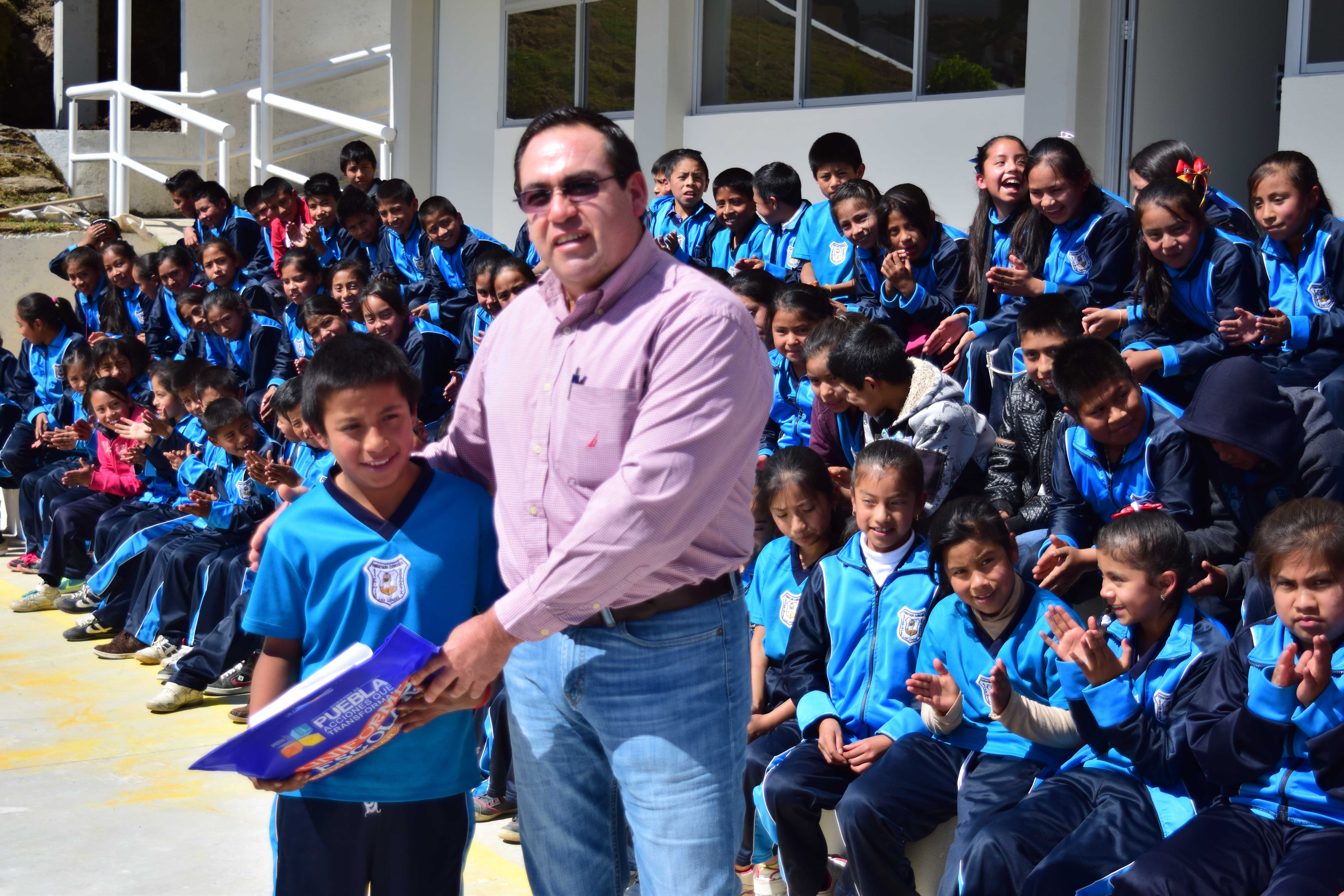Agradece alcalde a RMV por obras escolares en Zacapoaxtla