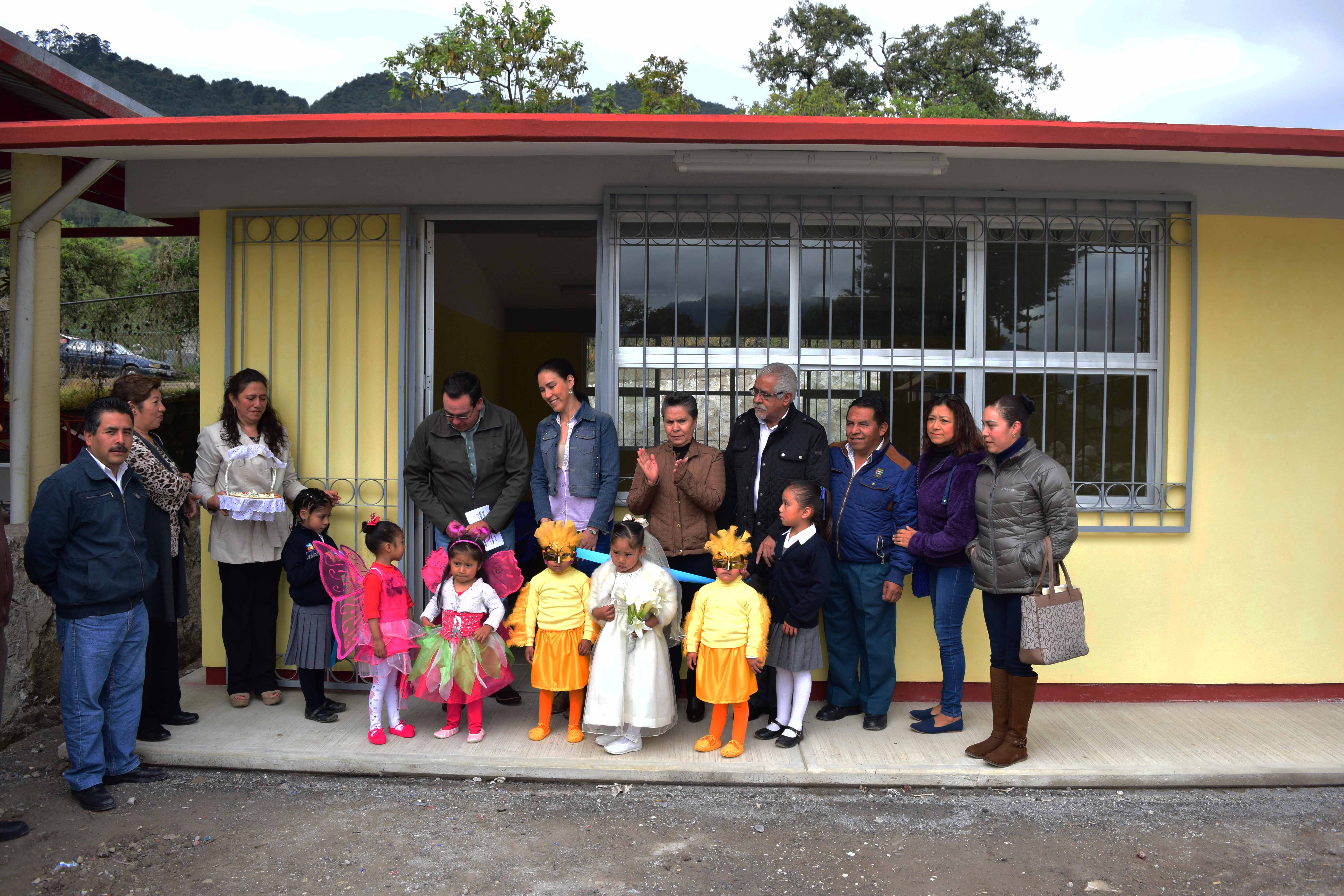 Alcalde inaugura aula para preescolar de Zacapoaxtla