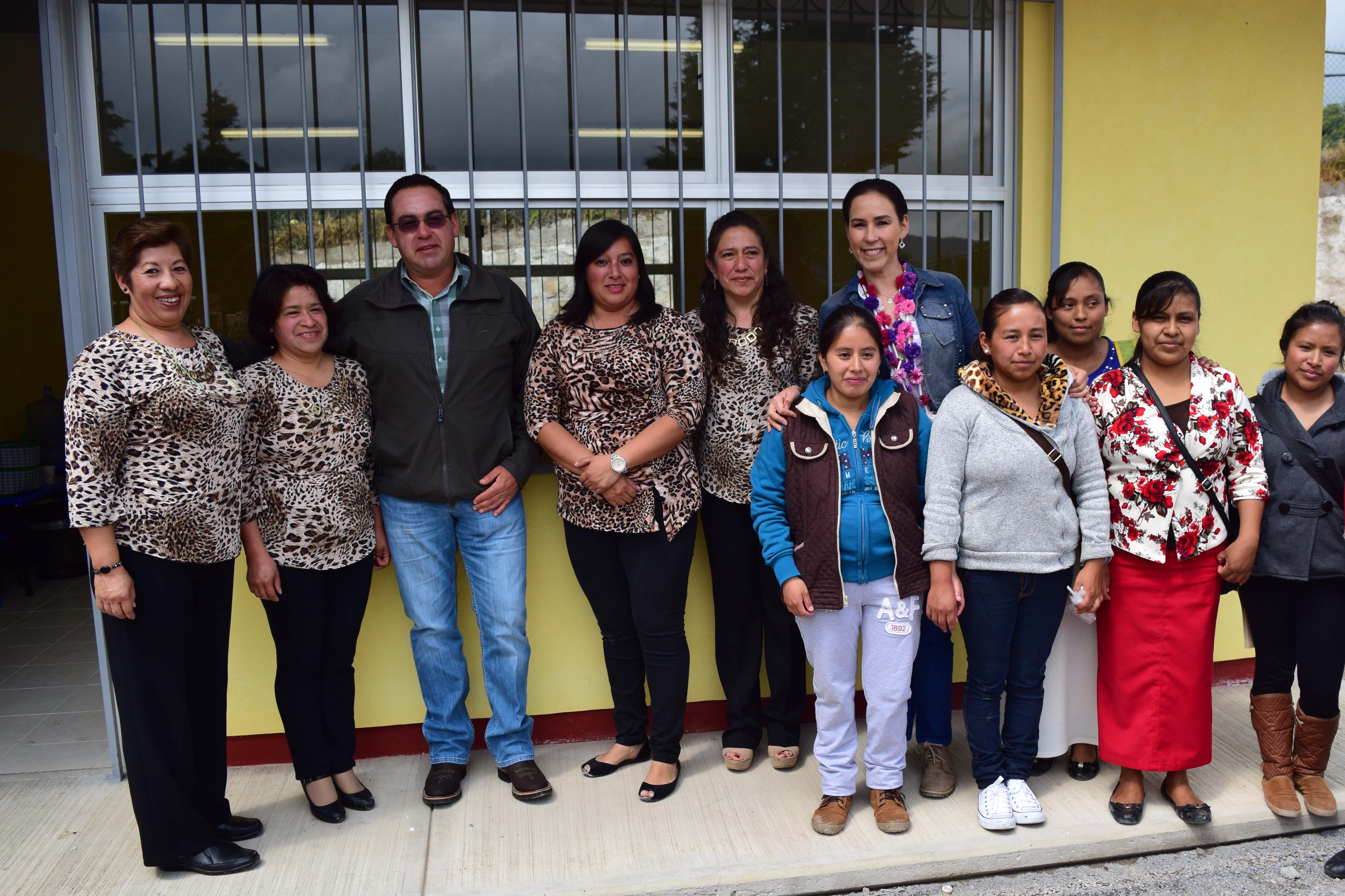 Alcalde inaugura aula para preescolar de Zacapoaxtla