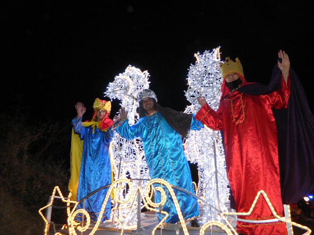 Concluyen festejos con desfile de Reyes en Cuautlancingo