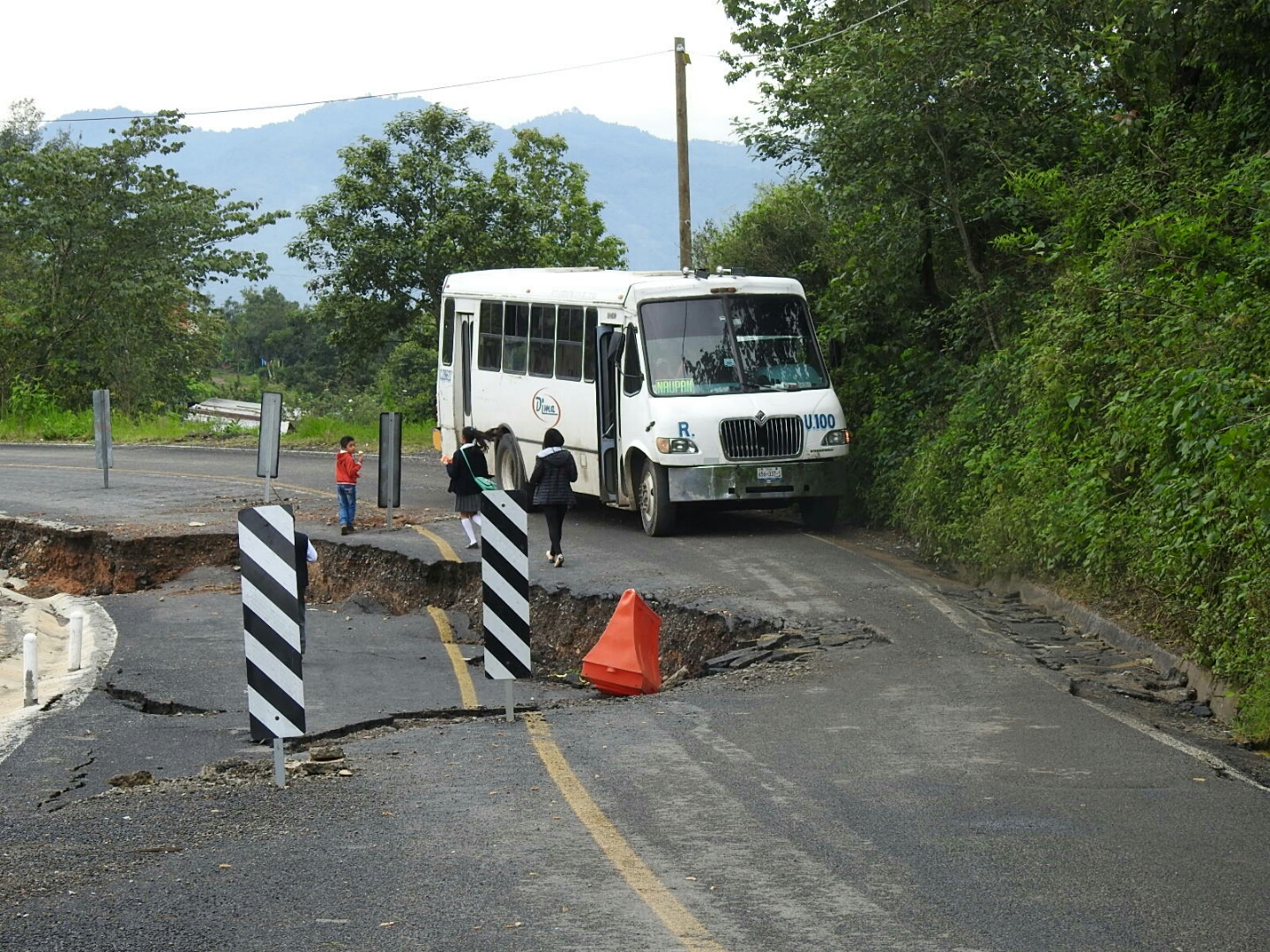 Se hunde carretera rehabilitada en la Sierra Norte de Puebla