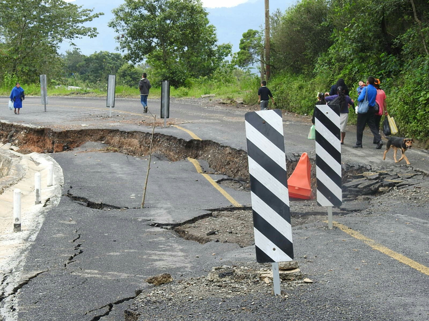 Se hunde carretera rehabilitada en la Sierra Norte de Puebla