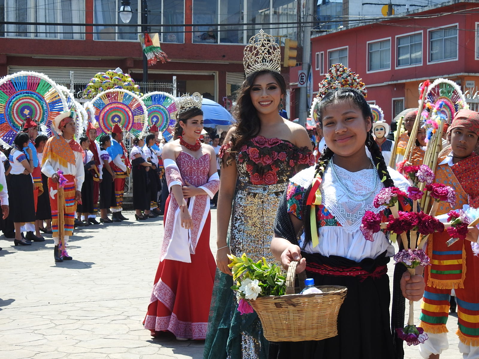 Coronan a la reina de “La Feria de Las Flores” en Huauchinango