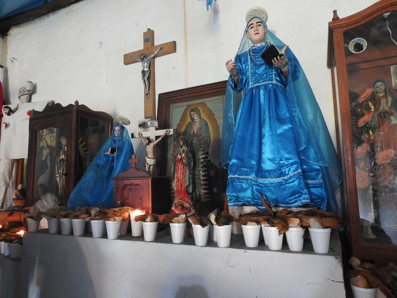 Cuaxicala y sus mujeres que visten a los santos