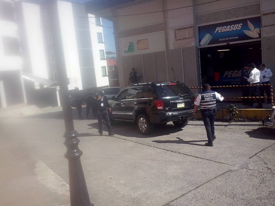 Tras invadir carril contrario, vehículo atropella a mujer en Teziutlán