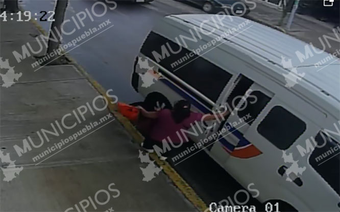 VIDEO Captan cómo combi tira a pasajera en calles de Tehuacán