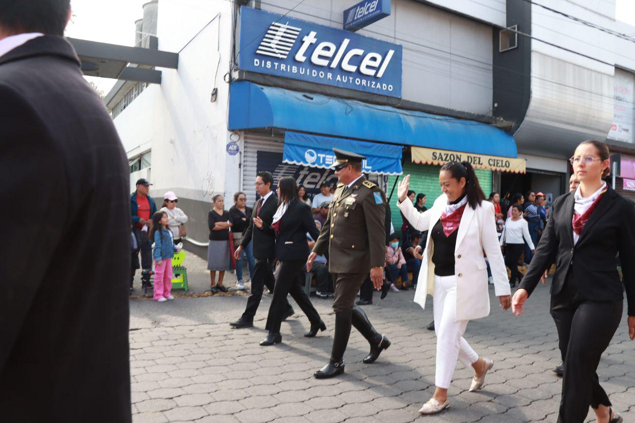 Ayala encabeza desfile militar en Atlixco por 214 aniversario de la independencia