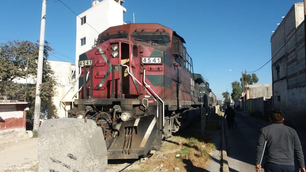 Con roca cierran paso a tren para robarlo, en Xochimehuacan 