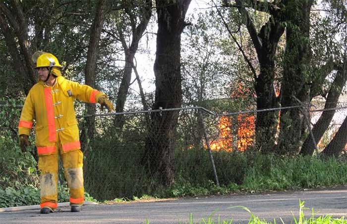 Evacuan dos empresas por incendio en ducto de Pemex