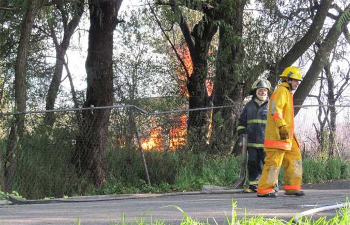 Evacuan dos empresas por incendio en ducto de Pemex