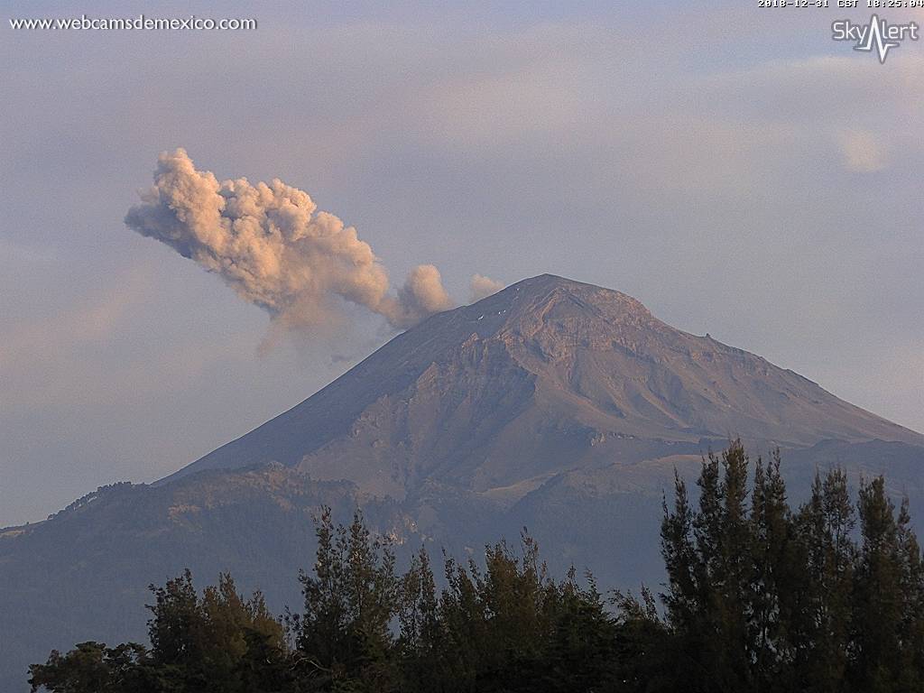 Muy activo inicia el 2019 el volcán Popocatépetl