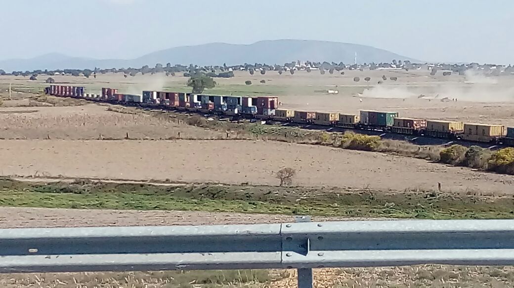 Roban tren en Grajales y cargan mercancía en 30 camionetas