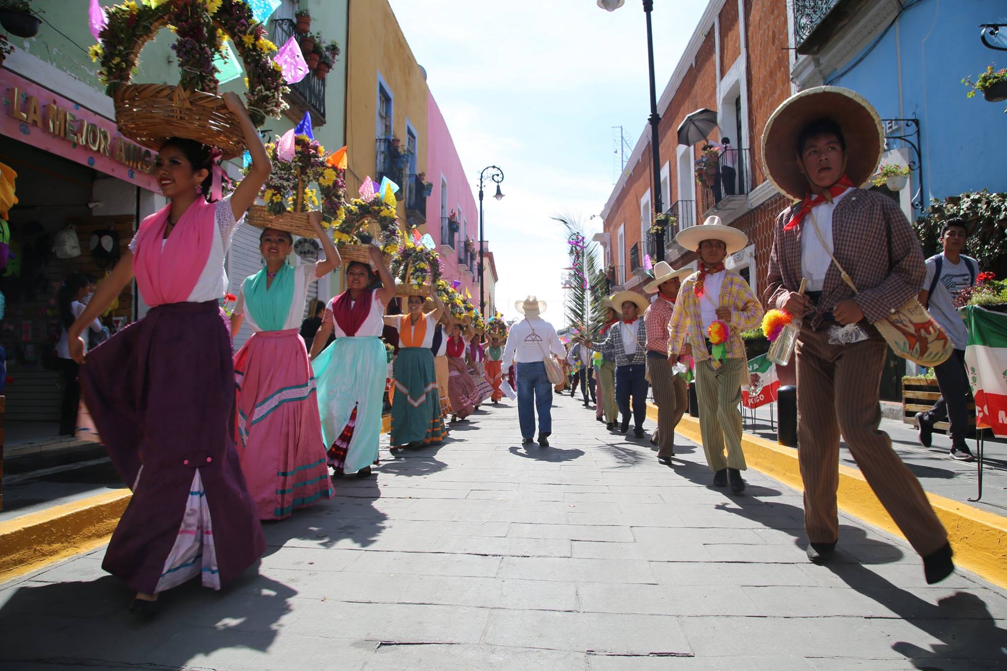 Convite del Huey Atlixcáyotl recorre las calles de Atlixco