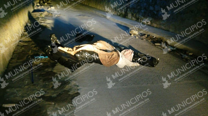 Dejan encobijado bajo puente de Periférico en Totimehuacán