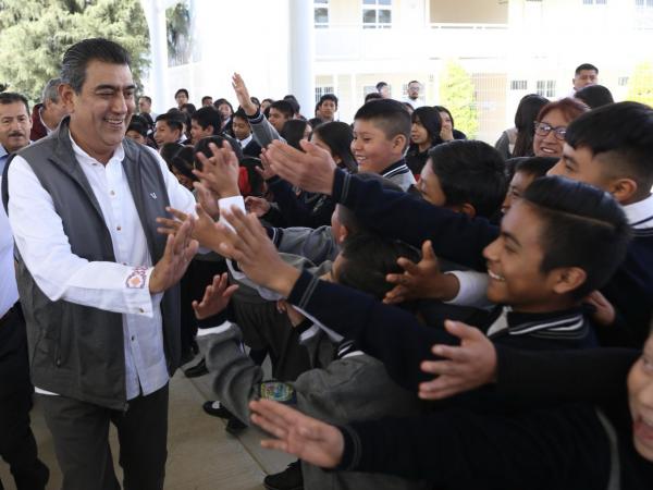 Céspedes inaugura en Canoa techados de las plazas cívicas en la secundaria y el preescolar  