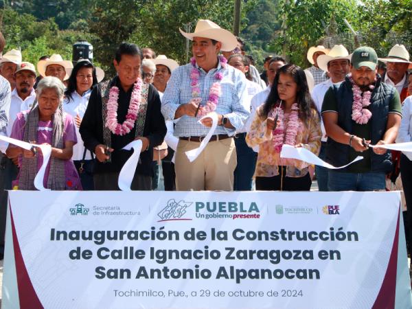 Céspedes inaugura tramos carreteros en Atzitzihuacán, Tochimilco y Tianguismanalco