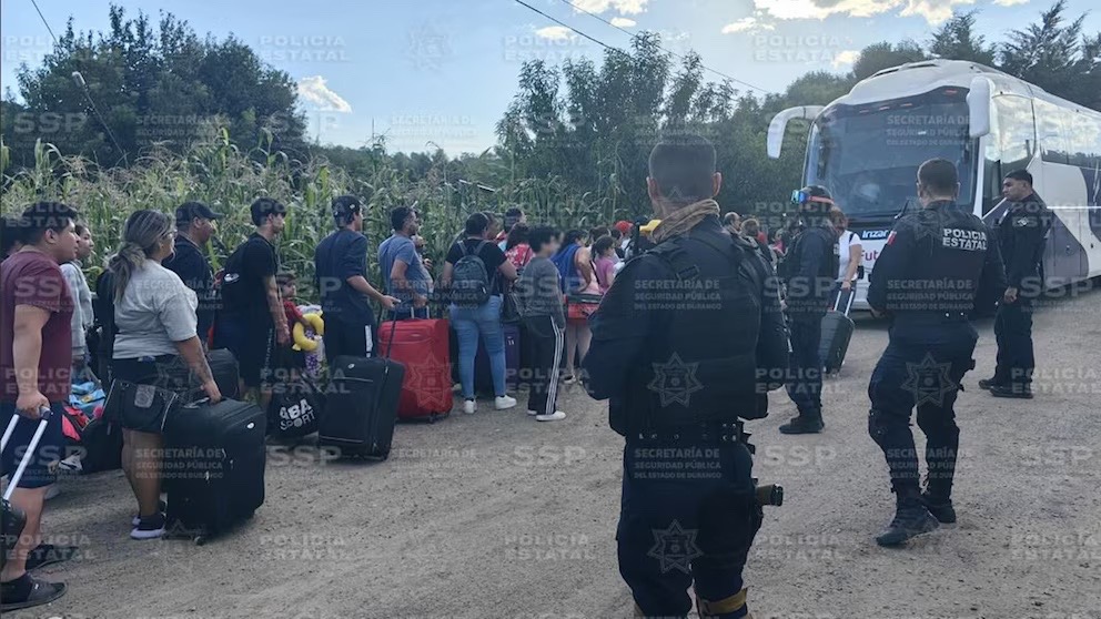 Rescatan a 165 turistas retenidos por hombres armados en Durango