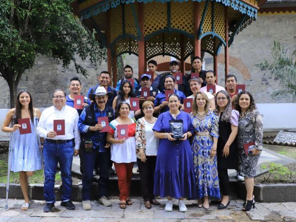 Entrega gobierno de Puebla credenciales a guías de turistas de tres municipios