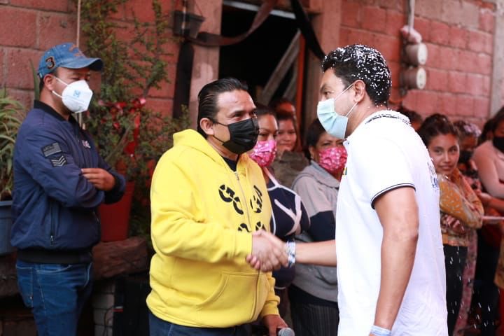 Se compromete Edgar Salomón a pavimentar calle en San Juan Tuxco