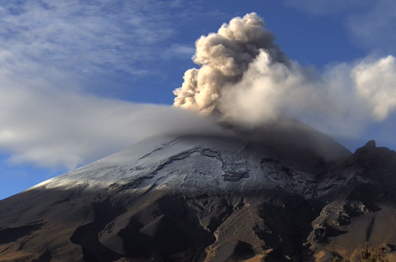 Popocatépetl registra explosión de 2 mil metros de altura