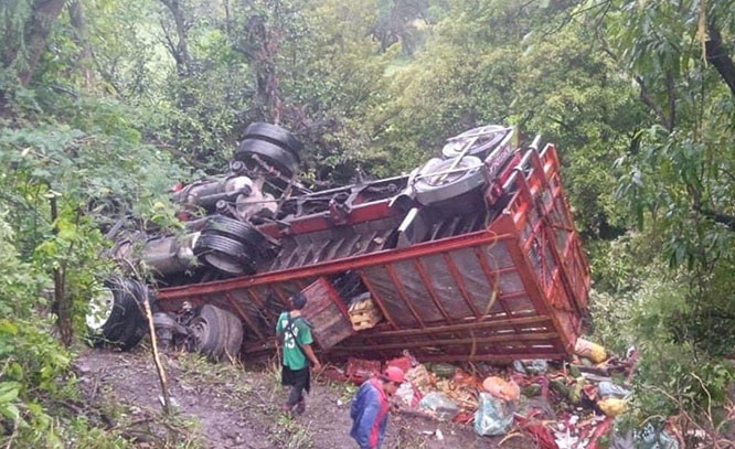 Por accidente cierra la carretera Piaxtla-Tecomatlán