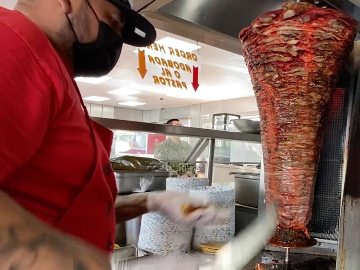 VIDEO Taquería paga mil dólares a la semana pero nadie quiere trabajar