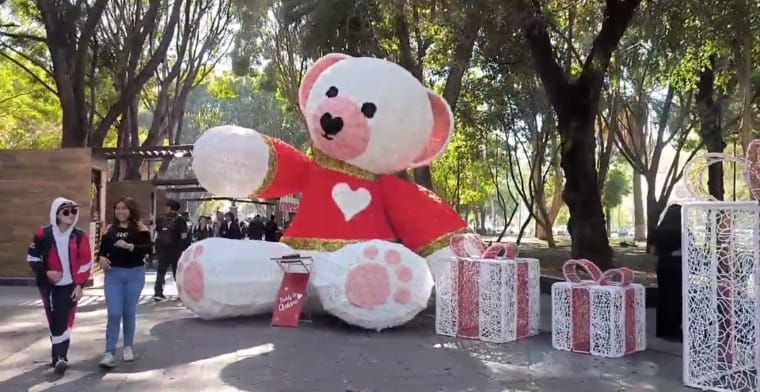 VIDEO Colocan oso navideño en el Paseo Bravo