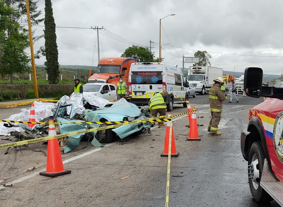 VIDEO Tráiler deshace un Tsuru y embiste a 6 más en caseta