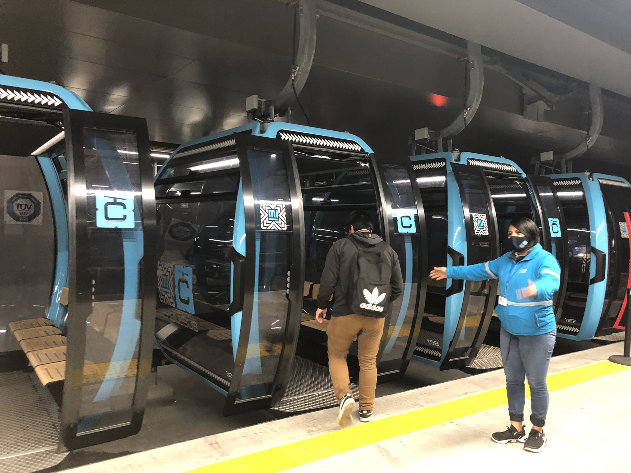 Hombre acuchilla a pasajeros de tren en Tokio 