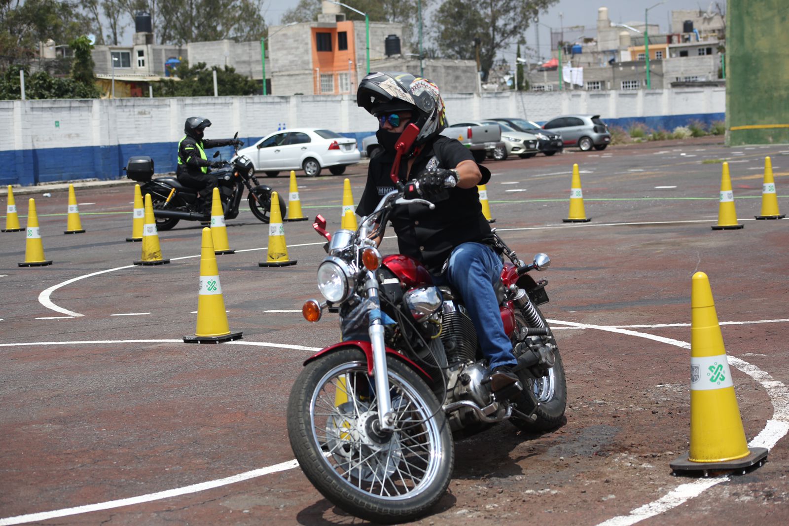 Motociclistas hacen prueba para nueva licencia en CDMX