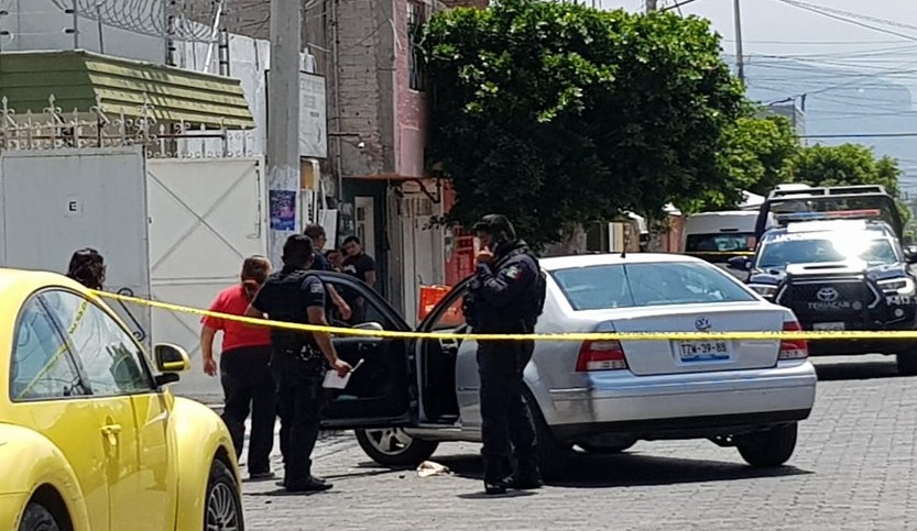 La balean en la puerta de su casa para robarle nómina en Tehuacán