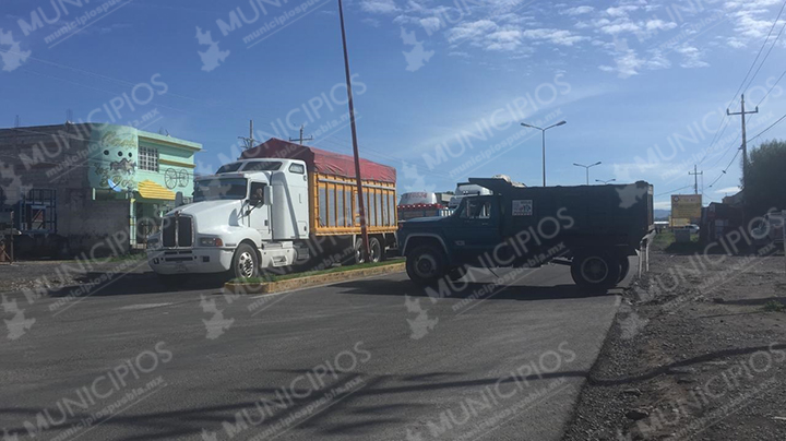 Transportistas bloquean la carretera Tecamachalco - Cañada Morelos