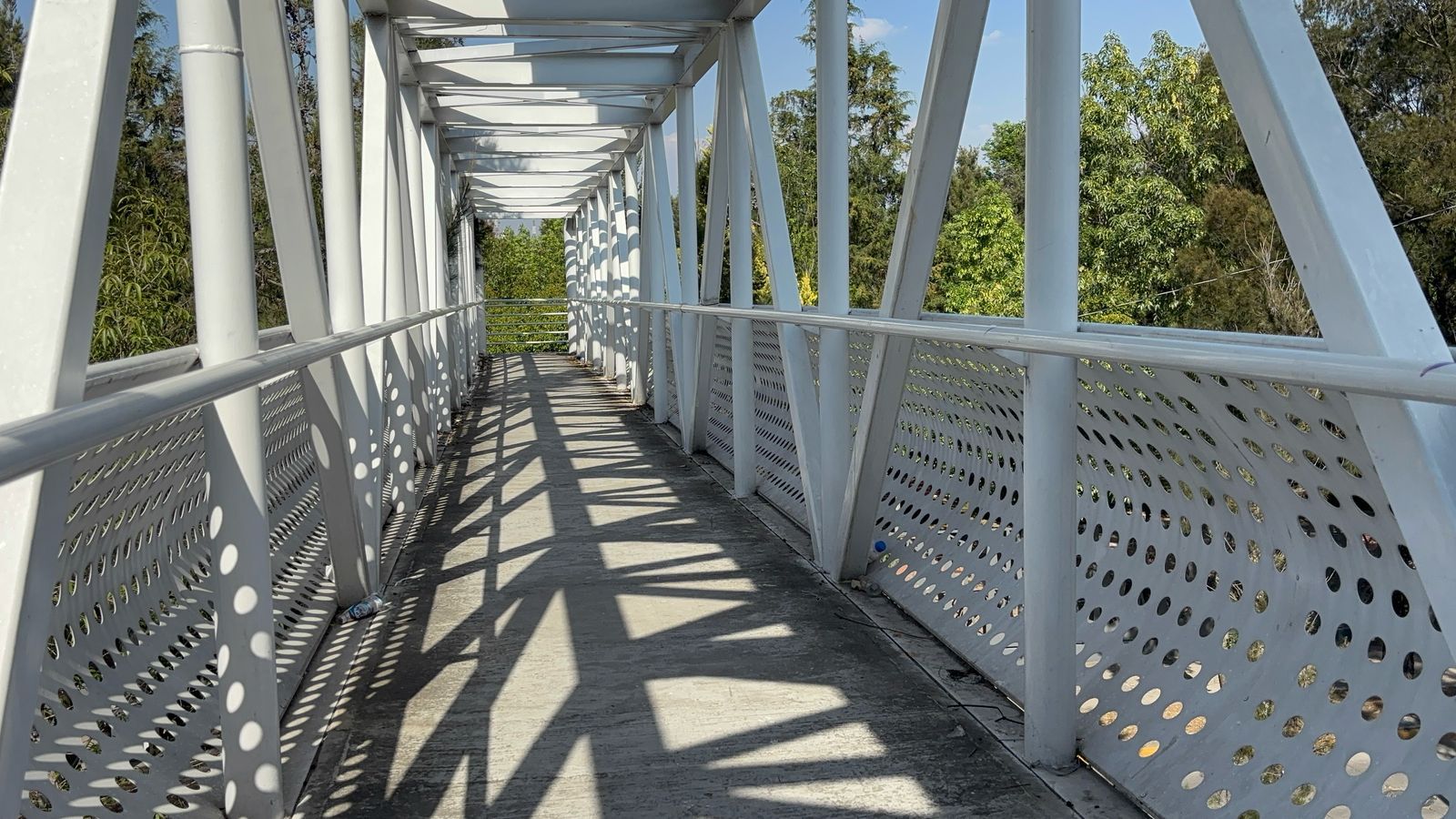 Puente peatonal del Niño Poblano, con basura y sin seguridad