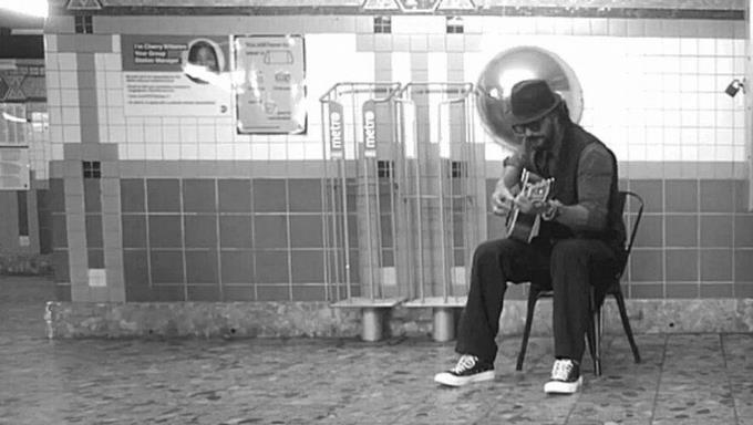 VIDEO Ricardo Arjona canta en el metro de Nueva York 