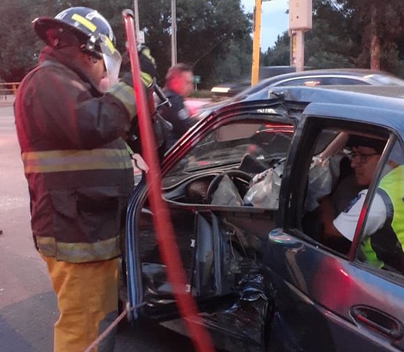 Mujer queda prensada por patrulla que se pasó el alto