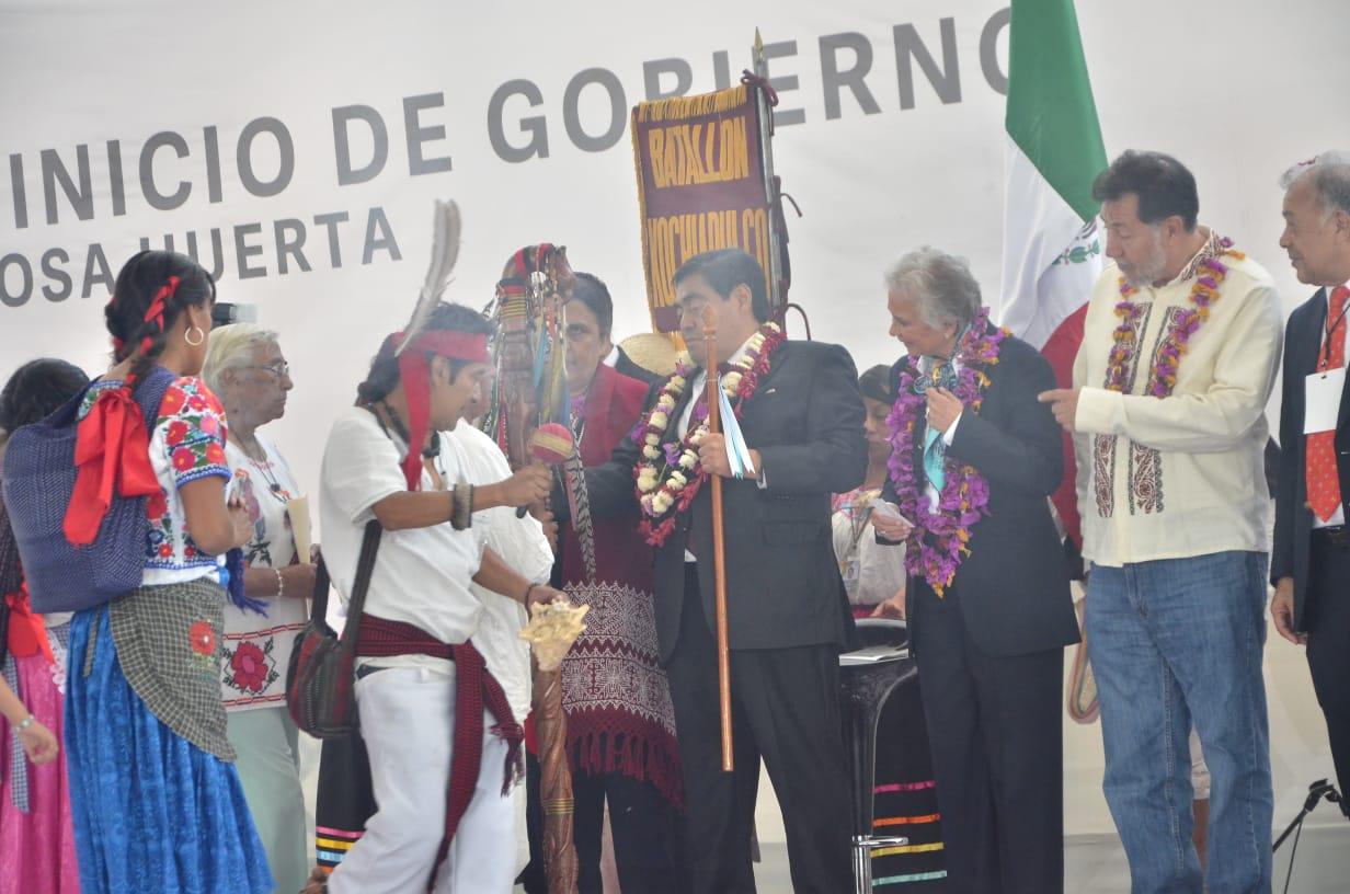 Recibe Barbosa bastón de mando; reitera compromiso con indígenas
