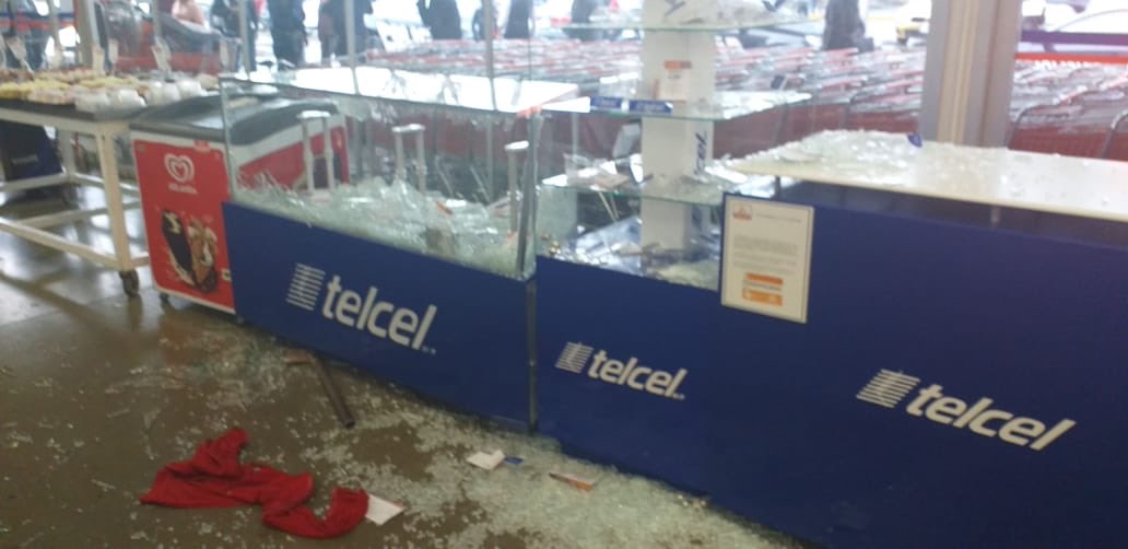 Más de diez sujetos armados asaltan Chedraui de Xonaca