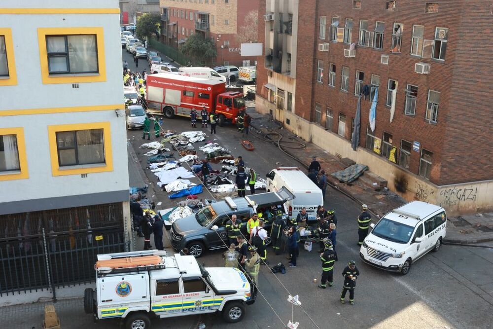 Fallecen 73 personas en incendio de edificio en Sudáfrica
