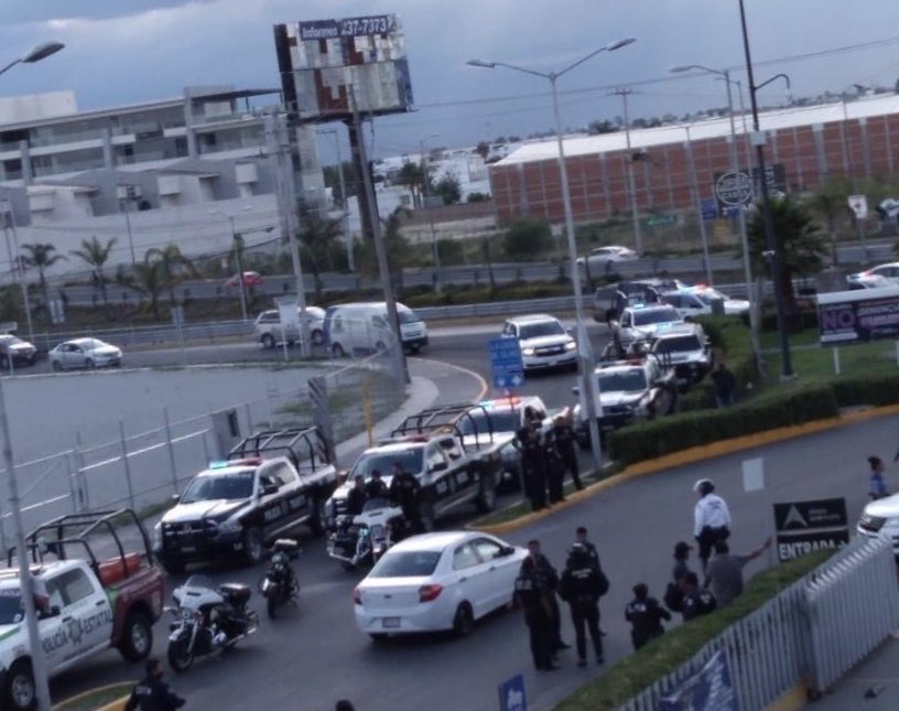 Taxistas arman balacera afuera de Chedraui Selecto en Angelópolis