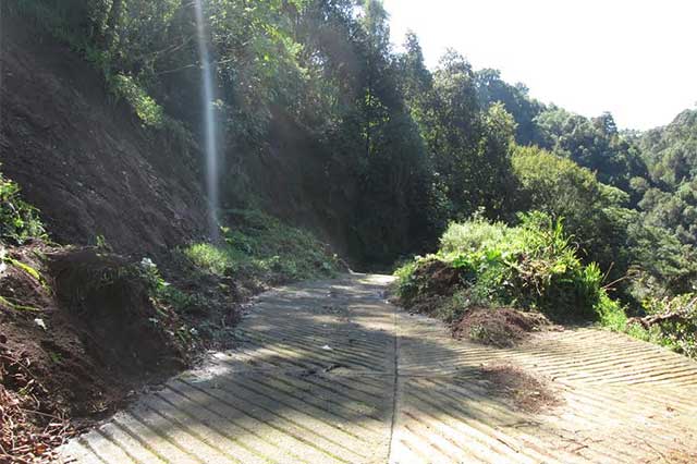 Habitantes de Huauchinango inician con limpieza de caminos tras daños por Earl