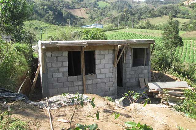 Por asentamientos irregulares no reconstruirán 200 casas afectadas por Earl 