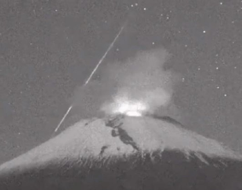 VIDEO Cae meteoro cerca del volcán Popocatépetl